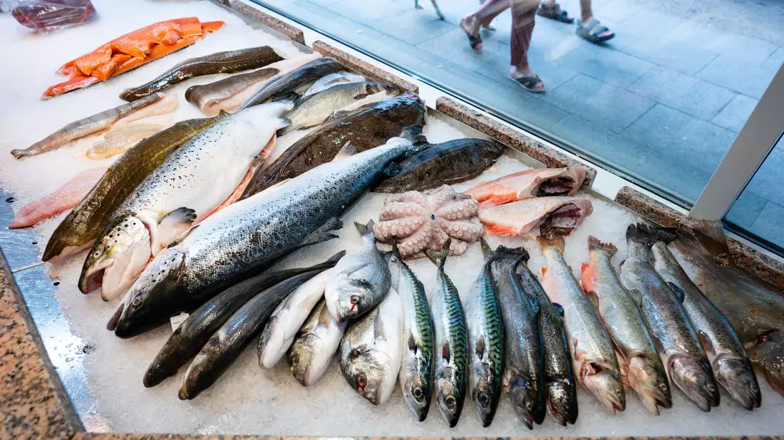 Die Preise für Fisch sind im letzten Jahr deutlich gestiegen. - Bild: Jonas Walzberg/dpa
