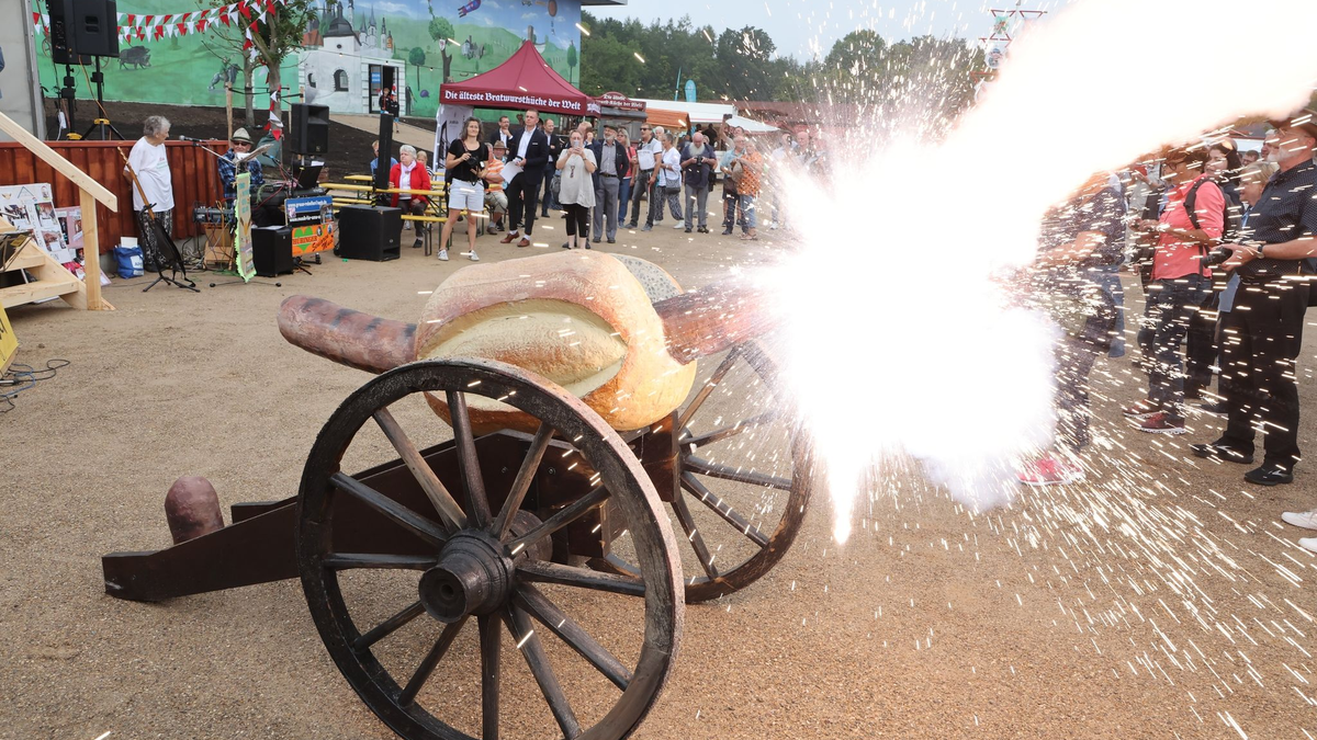 Mit einer Bratwurstkanone wird das neue Museum eröffnet. - Foto: Bodo Schackow/dpa