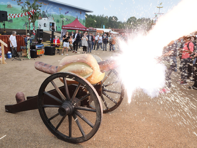 Mit einer Bratwurstkanone wird das neue Museum eröffnet. - Foto: Bodo Schackow/dpa
