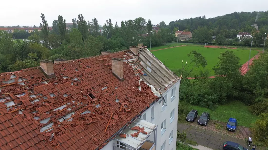 Das zerstörte Dach eines Hauses in Brandenburg an der Havel nach dem nächtlichen Unwetter. - Bild: Cevin Dettlaff/dpa