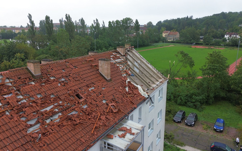 Das zerstörte Dach eines Hauses in Brandenburg an der Havel nach dem nächtlichen Unwetter. - Foto: Cevin Dettlaff/dpa