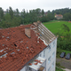 Das zerstörte Dach eines Hauses in Brandenburg an der Havel nach dem nächtlichen Unwetter. - Foto: Cevin Dettlaff/dpa