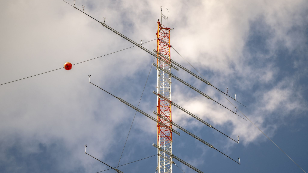 Der Windenergieforschungspark Wivaldi besteht aus drei Windenergieanlagen, mehreren Messmasten und einer Leitwarte. - Foto: Mohssen Assanimoghaddam/dpa