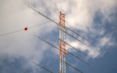 Der Windenergieforschungspark Wivaldi besteht aus drei Windenergieanlagen, mehreren Messmasten und einer Leitwarte. - Foto: Mohssen Assanimoghaddam/dpa