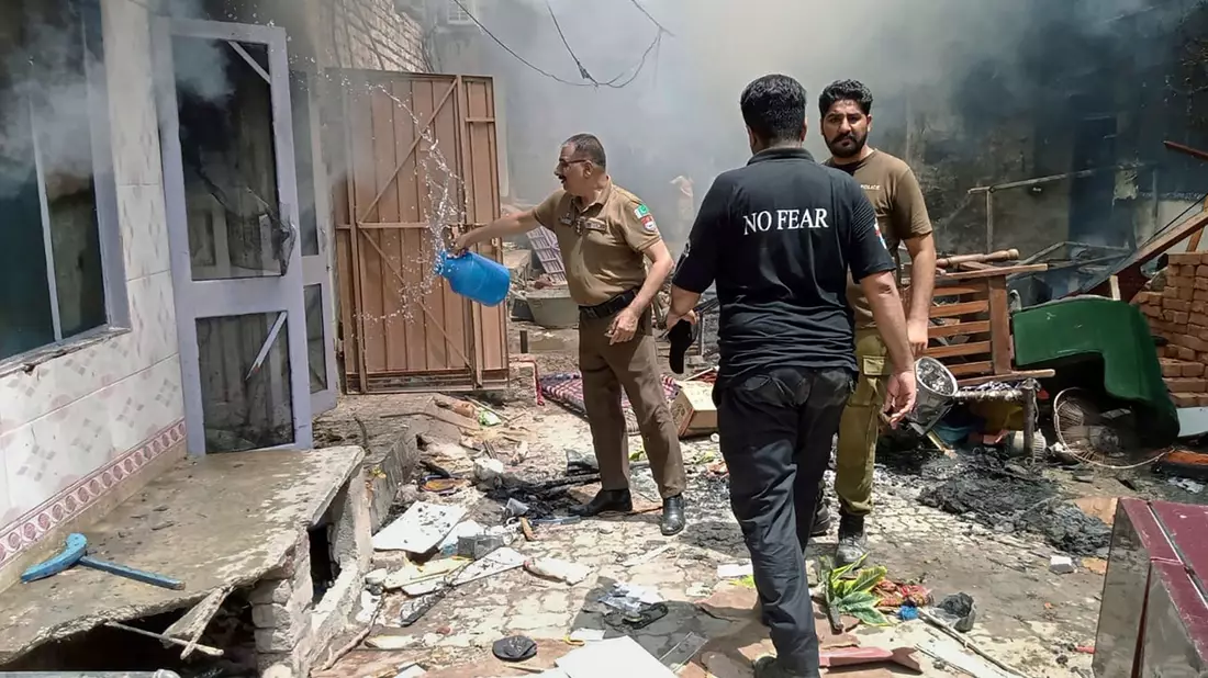 Eine wütende Menschenmenge hat mehrere Kirchen in einem christlichen Viertel der pakisanischen Stadt Jaranwala angegriffen. - Bild: Uncredited/District Police Office/AP/dpa
