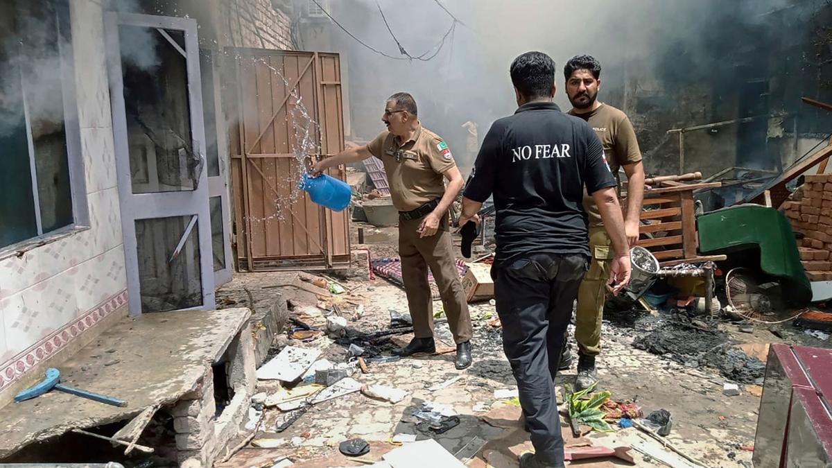 Eine wütende Menschenmenge hat mehrere Kirchen in einem christlichen Viertel der pakisanischen Stadt Jaranwala angegriffen. - Foto: Uncredited/District Police Office/AP/dpa