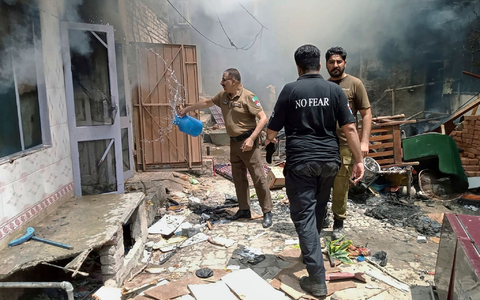 Eine wütende Menschenmenge hat mehrere Kirchen in einem christlichen Viertel der pakisanischen Stadt Jaranwala angegriffen. - Foto: Uncredited/District Police Office/AP/dpa