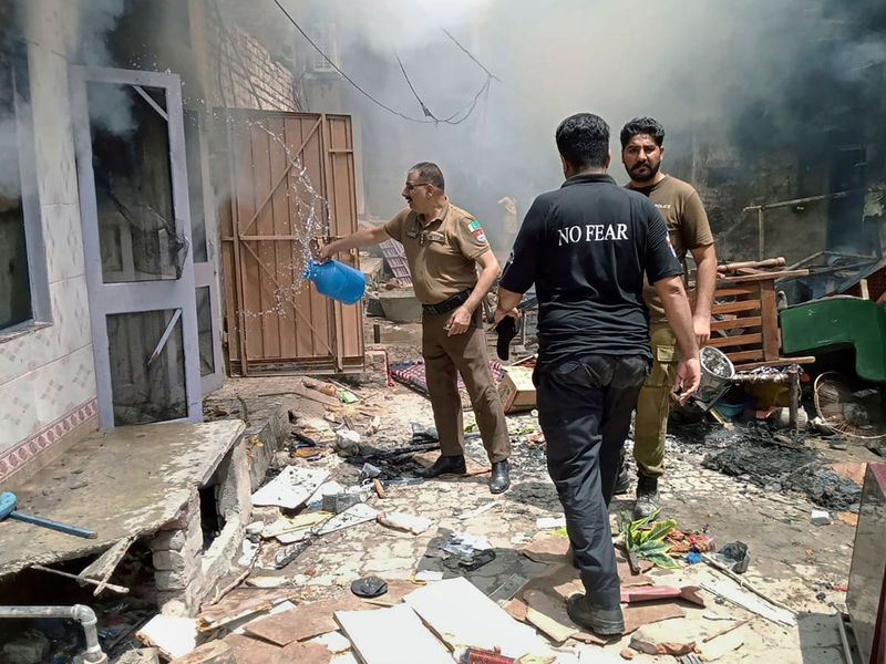 Eine wütende Menschenmenge hat mehrere Kirchen in einem christlichen Viertel der pakisanischen Stadt Jaranwala angegriffen. - Foto: Uncredited/District Police Office/AP/dpa