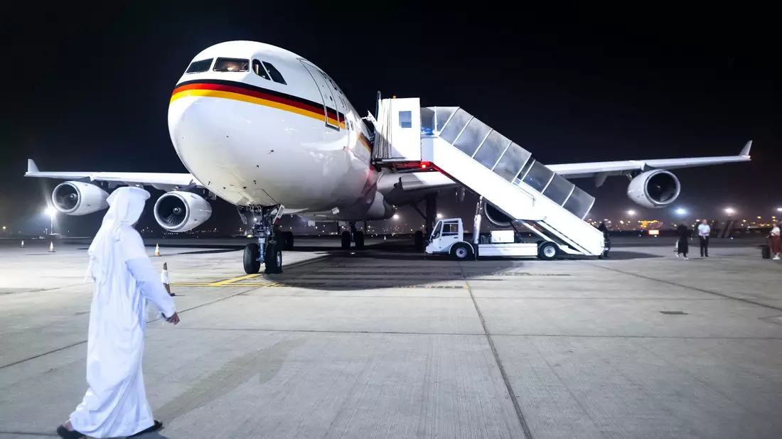 Der Regierungs-Airbus A340 am Flughafen Abu Dhabi. - Bild: Sina Schuldt/dpa