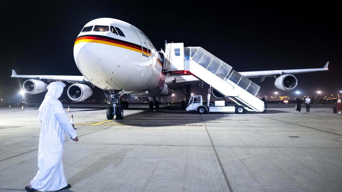 Der Regierungs-Airbus A340 am Flughafen Abu Dhabi. - Foto: Sina Schuldt/dpa