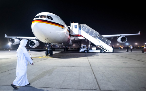 Der Regierungs-Airbus A340 am Flughafen Abu Dhabi. - Foto: Sina Schuldt/dpa