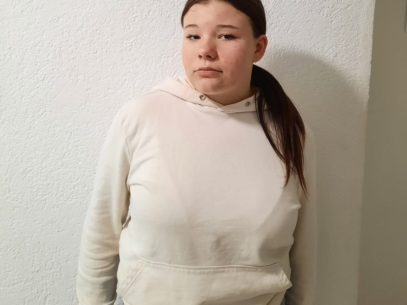 POL-HH: 250425-2. KORREKTUR - anderes Lichtbild zur Vermisstenfahndung nach 12-Jähriger aus Hamburg-Neugraben-Fischbek - Foto: presseportal.de
