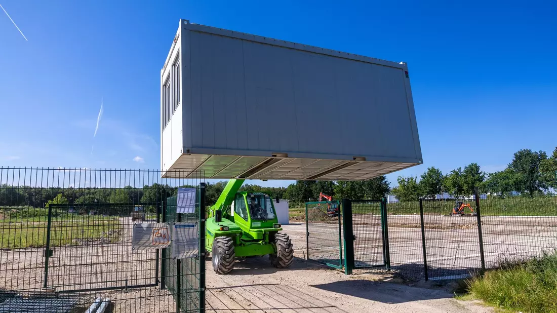 Für die umstrittene Asylbewerber-Unterkunft im 500-Einwohner-Dorf Upahl werden die ersten Container angeliefert. - Bild: Jens Büttner/dpa