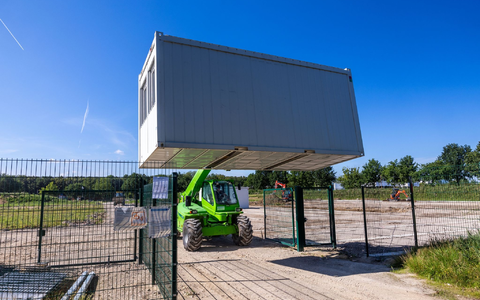 Für die umstrittene Asylbewerber-Unterkunft im 500-Einwohner-Dorf Upahl werden die ersten Container angeliefert. - Foto: Jens Büttner/dpa