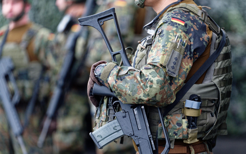 Nach aktuellen Daten lag Frankreich 2022 mit 203.250 aktiven Soldaten an erster Stelle, dann kommt Deutschland mit 183.150 Soldaten auf Platz zwei. Großbritannien hatte mit 150.350 Männer und Frauen am wenigsten Soldaten. - Foto: Henning Kaiser/dpa