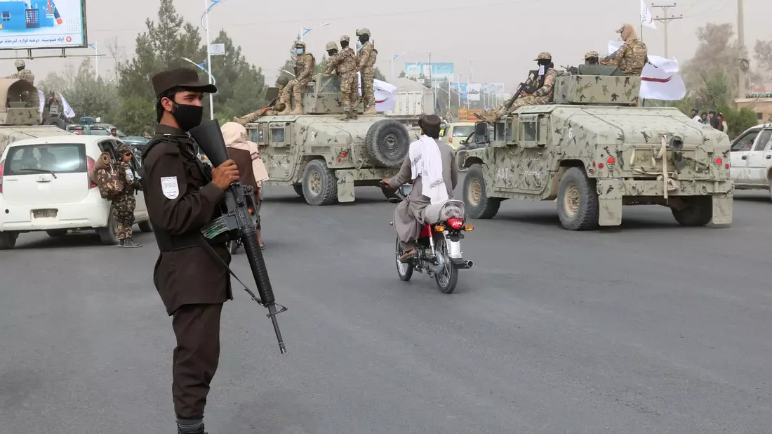 Taliban-Kämpfer patrouillieren im afghanischen Kandahar. - Bild: Abdul Khaliq/AP/dpa
