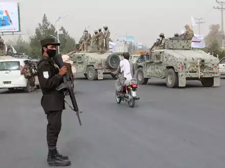 Taliban-Kämpfer patrouillieren im afghanischen Kandahar. - Foto: Abdul Khaliq/AP/dpa