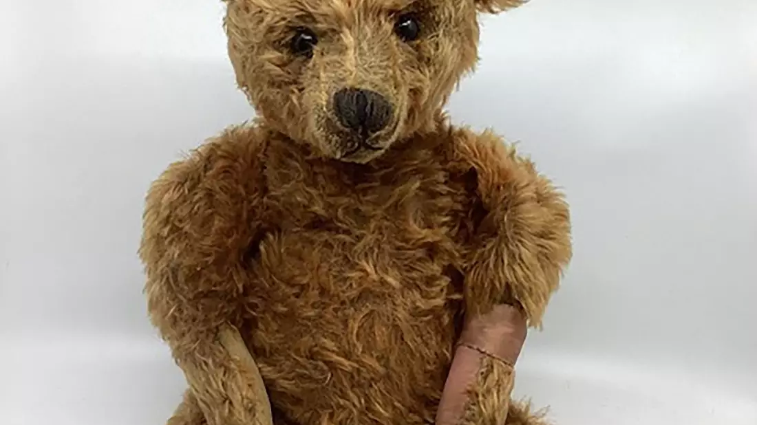 Der seltene Steiff-Teddybär aus dem Jahr 1905, der in Bishton Hall unter den Hammer kam. - Bild: Hansons Auctioneers/PA Media/dpa