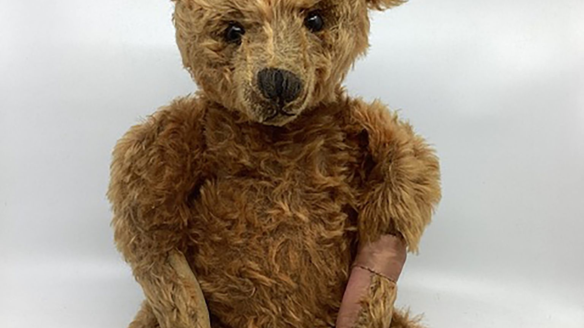 Der seltene Steiff-Teddybär aus dem Jahr 1905, der in Bishton Hall unter den Hammer kam. - Foto: Hansons Auctioneers/PA Media/dpa