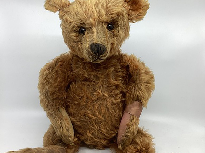 Der seltene Steiff-Teddybär aus dem Jahr 1905, der in Bishton Hall unter den Hammer kam. - Foto: Hansons Auctioneers/PA Media/dpa