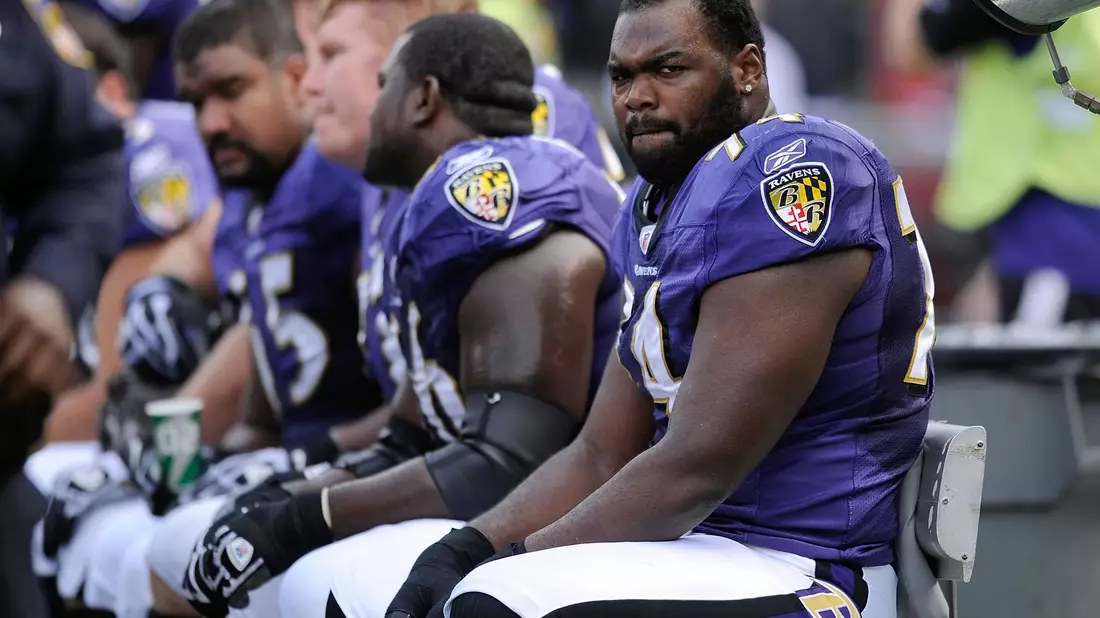 Baltimore Ravens Offensive Tackle Michael Oher sitzt während des NFL-Footballspiels gegen die Buffalo Bills in Baltimore auf der Bank. - Bild: Nick Wass/AP/dpa
