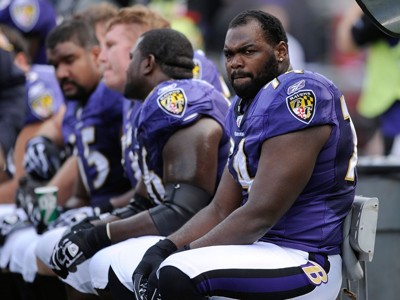 Baltimore Ravens Offensive Tackle Michael Oher sitzt während des NFL-Footballspiels gegen die Buffalo Bills in Baltimore auf der Bank. - Foto: Nick Wass/AP/dpa