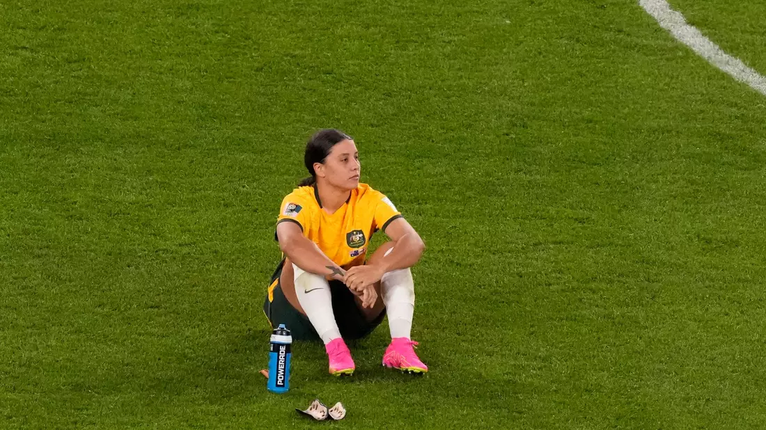 Australiens Sam Kerr sitzt nach dem Ausscheiden im Halbfinale auf dem Boden. - Bild: Mark Baker/AP/dpa