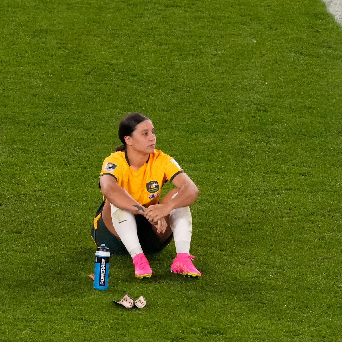 Australiens Sam Kerr sitzt nach dem Ausscheiden im Halbfinale auf dem Boden. - Foto: Mark Baker/AP/dpa