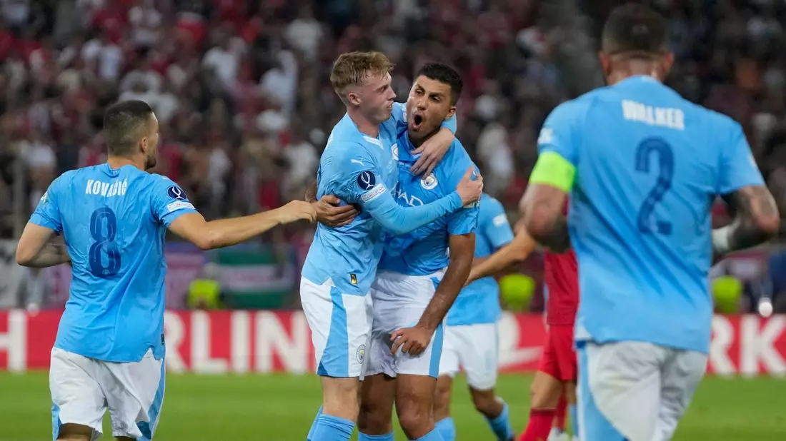 Manchester Citys Cole Palmer (Mitte l) jubelt mit Mitspielern über sein Tor zum 1:1. - Bild: Thanassis Stavrakis/AP/dpa