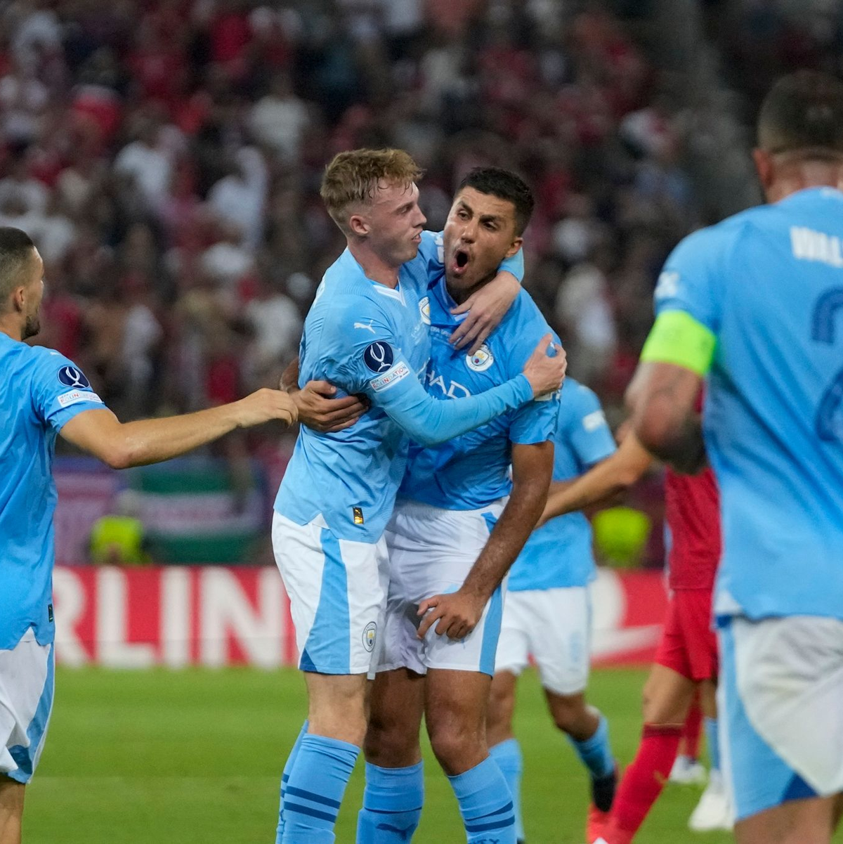 Manchester Citys Cole Palmer (Mitte l) jubelt mit Mitspielern über sein Tor zum 1:1. - Foto: Thanassis Stavrakis/AP/dpa