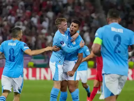 Manchester Citys Cole Palmer (Mitte l) jubelt mit Mitspielern über sein Tor zum 1:1. - Foto: Thanassis Stavrakis/AP/dpa