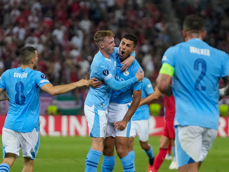 Manchester Citys Cole Palmer (Mitte l) jubelt mit Mitspielern über sein Tor zum 1:1. - Foto: Thanassis Stavrakis/AP/dpa