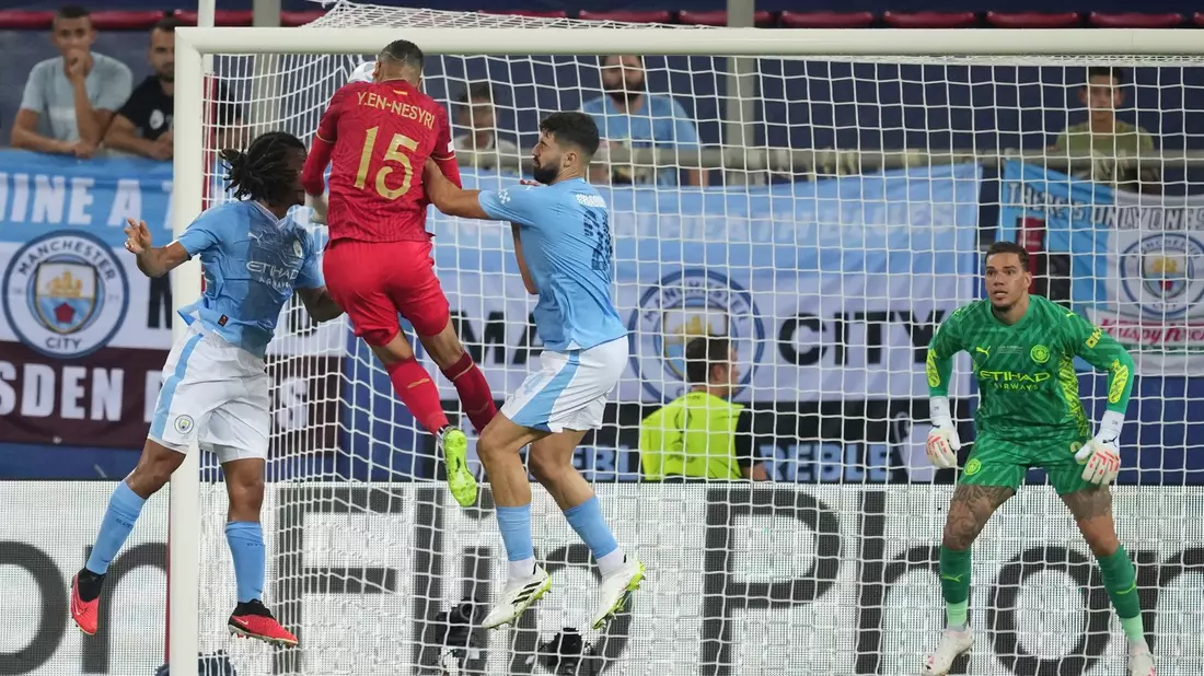 Sevillas Youssef En-Nesyri (2.v.l) traf zuvor zum 1:0 für die Spanier. - Bild: Petros Giannakouris/AP/dpa