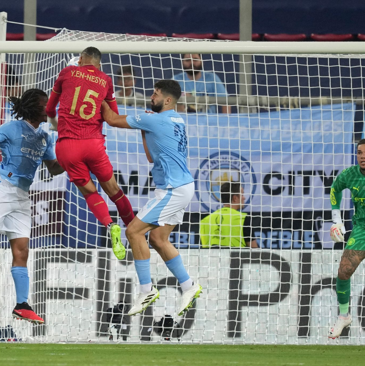 Sevillas Youssef En-Nesyri (2.v.l) traf zuvor zum 1:0 für die Spanier. - Foto: Petros Giannakouris/AP/dpa