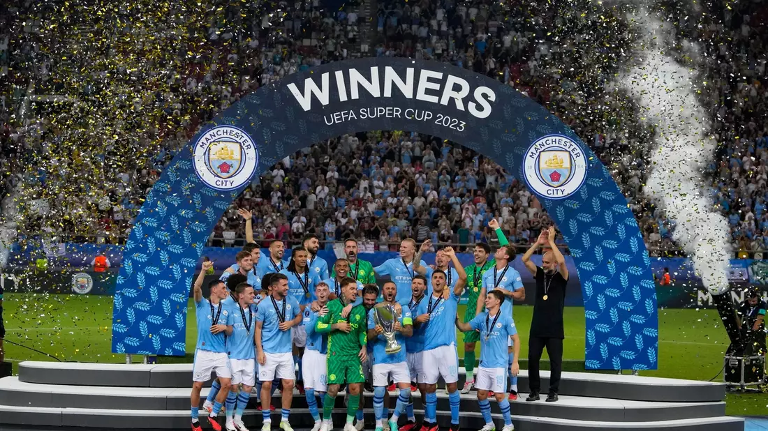 Die Spieler von Manchester City feiern nach dem UEFA-Superpokal-Finale. - Bild: Thanassis Stavrakis/AP/dpa