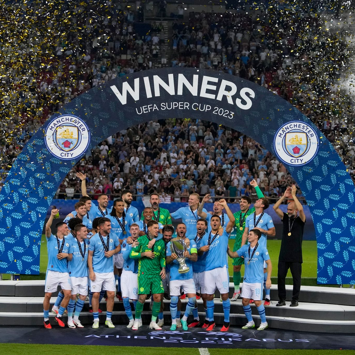 Die Spieler von Manchester City feiern nach dem UEFA-Superpokal-Finale. - Foto: Thanassis Stavrakis/AP/dpa
