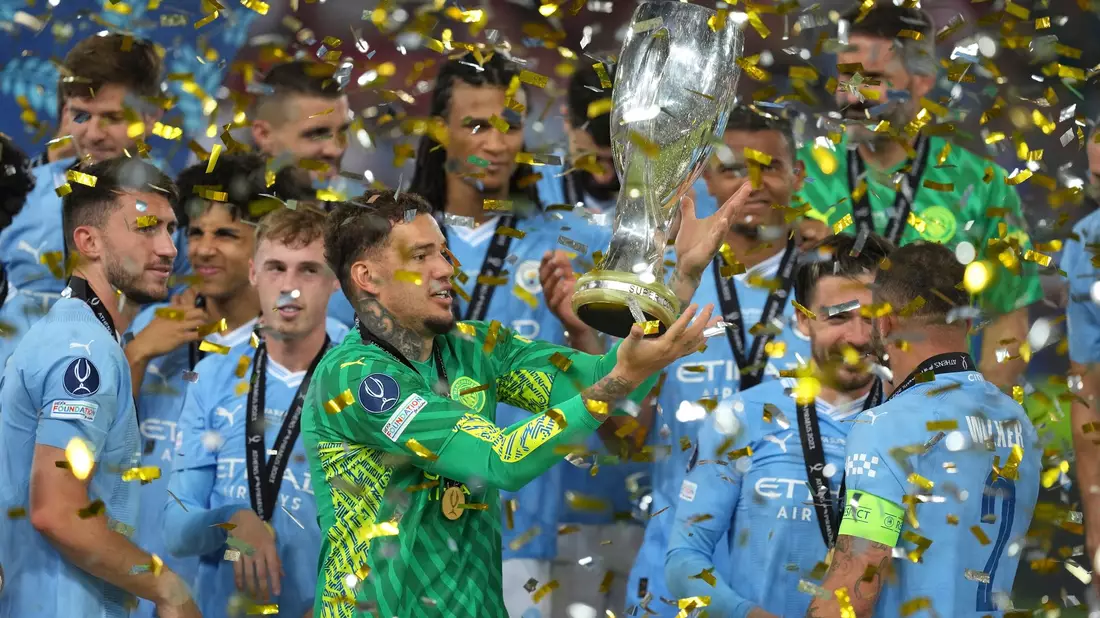 Die Spieler von Manchester City feiern ihren Sieg. - Bild: Petros Giannakouris/AP/dpa