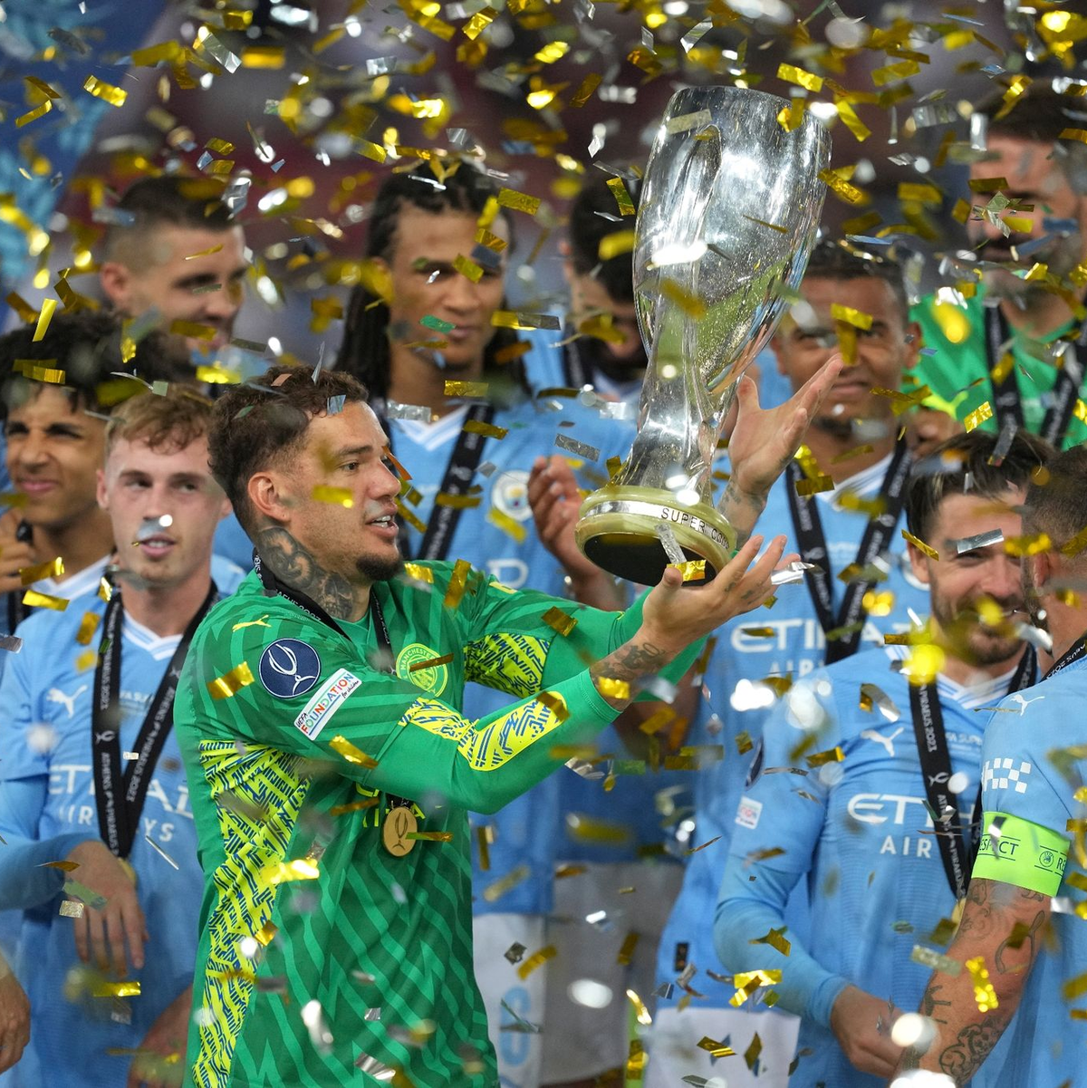 Die Spieler von Manchester City feiern ihren Sieg. - Foto: Petros Giannakouris/AP/dpa