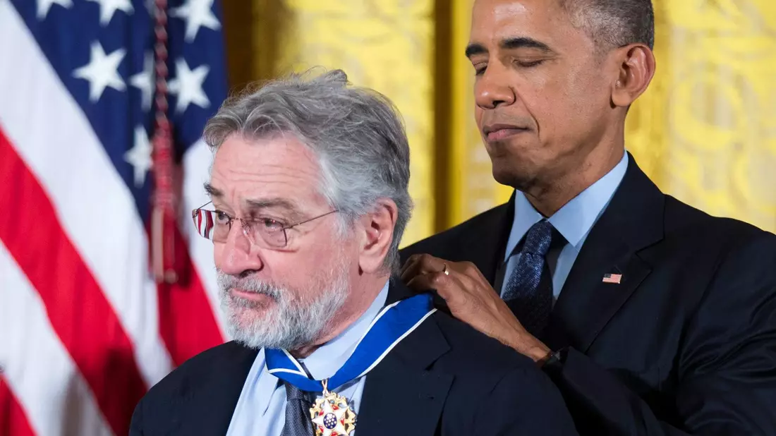 Der damalige US-Präsident Barack Obama verleiht Robert De Niro (l) die Presidential Medal of Freedom. - Bild: Shawn Thew/EPA/dpa