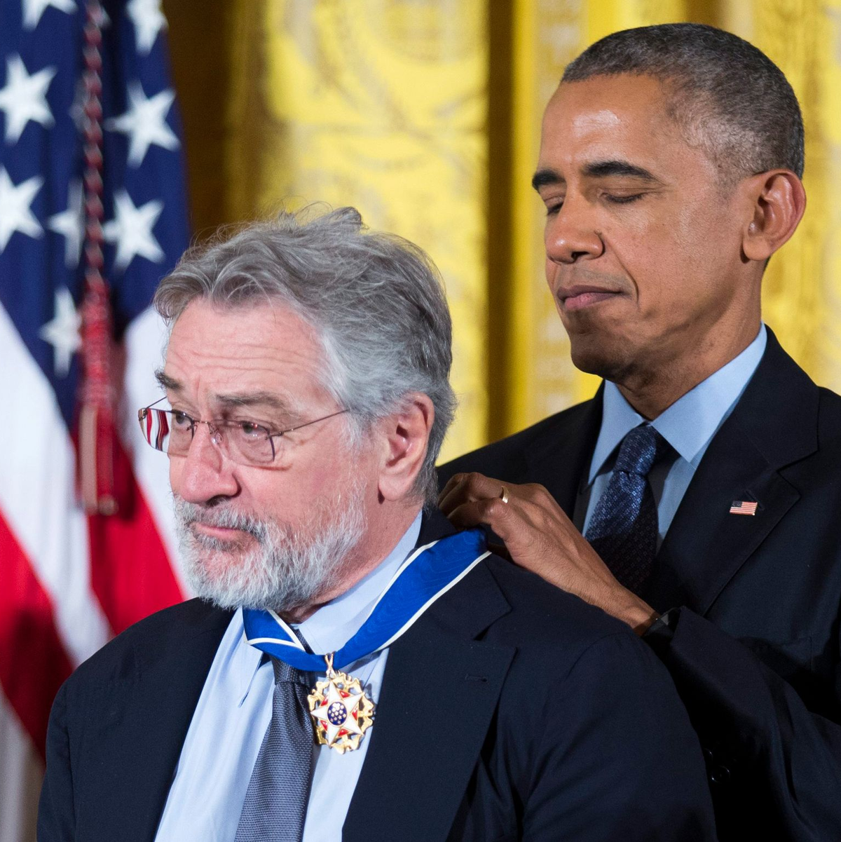 Der damalige US-Präsident Barack Obama verleiht Robert De Niro (l) die Presidential Medal of Freedom. - Foto: Shawn Thew/EPA/dpa