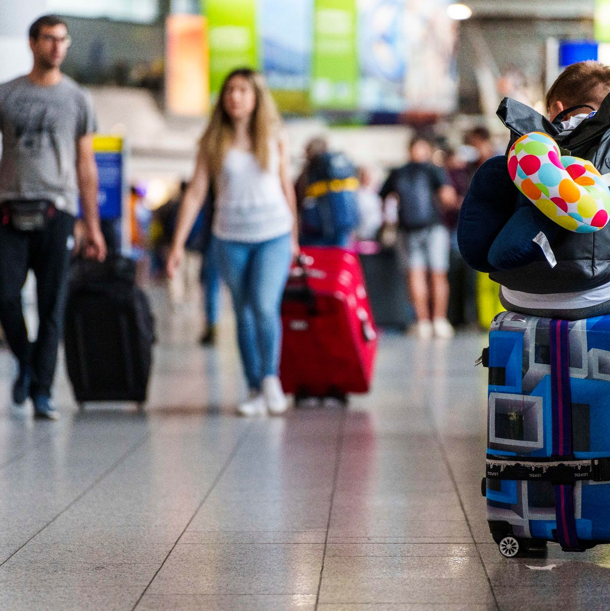 Ein QR-Code mit Reisedaten wird vom Scanner des Check-in-Automaten gelesen. - Foto: Andreas Arnold/dpa