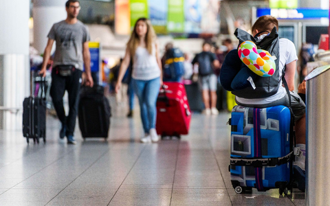 Ein QR-Code mit Reisedaten wird vom Scanner des Check-in-Automaten gelesen. - Foto: Andreas Arnold/dpa