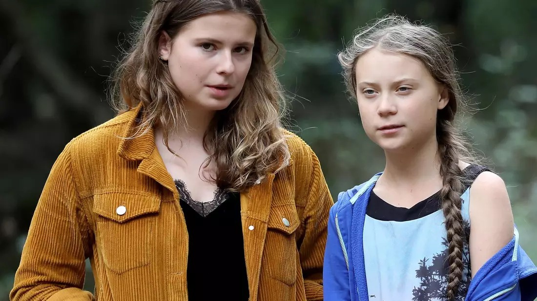 Die Klimaschutzaktivistinnen Luisa Neubauer (l) und Greta Thunberg stehen zusammen im Hambacher Forst. - Bild: Oliver Berg/dpa