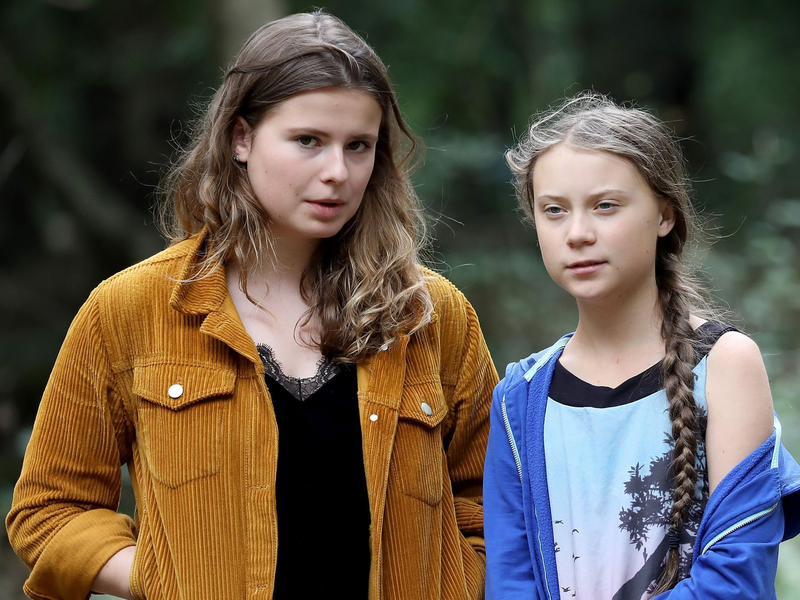 Die Klimaschutzaktivistinnen Luisa Neubauer (l) und Greta Thunberg stehen zusammen im Hambacher Forst. - Foto: Oliver Berg/dpa