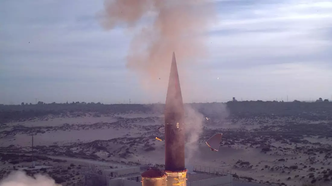 Eine «Arrow-3»-Abfangrakete, die am Morgen des 03. Januar 2014 von einem israelischen Militärstützpunkt an einem ungenannten Ort an der Mittelmeerküste startet. - Bild: -/ISRAELI MINISTRY OF DEFENSE/dpa