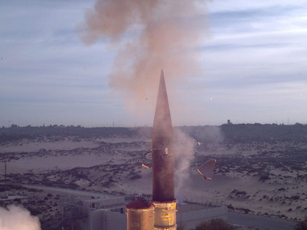 Eine «Arrow-3»-Abfangrakete, die am Morgen des 03. Januar 2014 von einem israelischen Militärstützpunkt an einem ungenannten Ort an der Mittelmeerküste startet. - Foto: -/ISRAELI MINISTRY OF DEFENSE/dpa