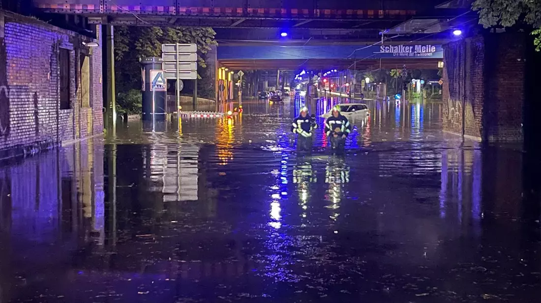 Heftige Regenfälle haben in Gelsenkirchen eine Straße im Stadtteil Schalke überflutet. - Bild: Feuerwehr Gelsenkirchen/dpa