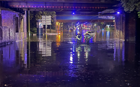 Heftige Regenfälle haben in Gelsenkirchen eine Straße im Stadtteil Schalke überflutet. - Foto: Feuerwehr Gelsenkirchen/dpa