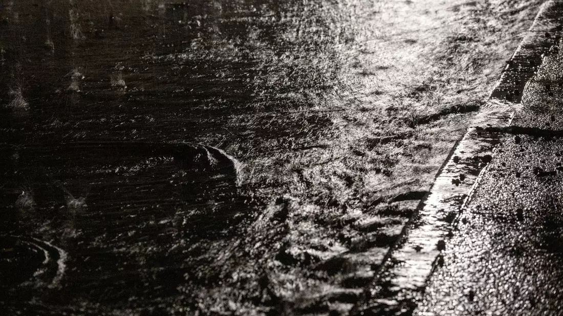 In Heldburg (Thüringen) konnte die Kanalisation die Wassermassen zeitweise nicht mehr aufnehmen. - Bild: Pia Bayer/dpa