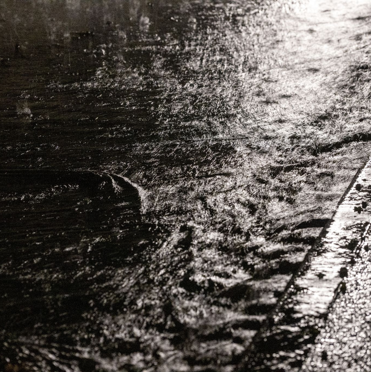 In Heldburg (Thüringen) konnte die Kanalisation die Wassermassen zeitweise nicht mehr aufnehmen. - Foto: Pia Bayer/dpa